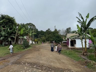 Alltagsszene in einem traditionellen Dorf in Arusha – Tansania Reise mit Kindern