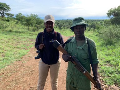 Bewaffnete Safariguides begleiten die Safari in Tansania – Tansania Familienreise