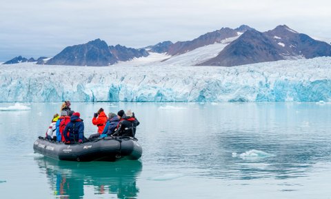 Zodiac im arktischen Eis bei Spitzbergen - Arktis Reise mit Kindern