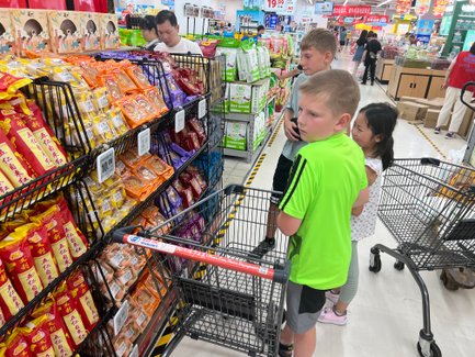 Kinder entdecken lokale Märkte bei einer spannenden Einkaufsrallye durch Peking – China Reise mit Kindern