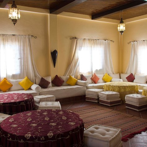 Gemütlicher Sitzbereich bei Auberge Kasbah – Marokko Reise mit Kindern