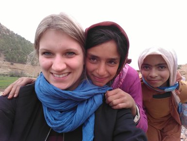 Herzliches Zusammensein einer Frau mit Kindern in einem Bergdorf – Marokko Reise mit Kindern