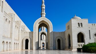 Das Minarett der Sultan-Qabus-Moschee in Muscat – Oman mit Kindern