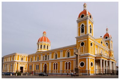 Fassade der Kathedrale von Granada unter blauem Himmel – Nicaragua Reise mit Kindern