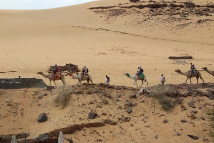 Eine Familie bei einer Kamelwanderung durch das Nubische Dorf – Ägypten Reise mit Kindern