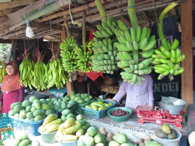 Bunter Marktstand mit frischem Obst und Gemüse – Bali mit Kindern
