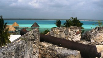 Festung San Felipe in Bacalar mit Ausblick auf die türkisfarbene Lagune – Mexiko Reise mit Kindern