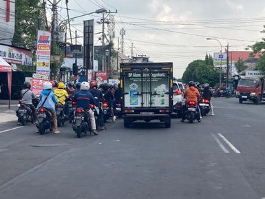 Eine belebte Straße mit zahlreichen Motorrädern im Verkehr – Indonesien Reise mit Kindern