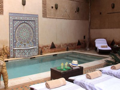 Pool im traditionellen Stil im Riad Passali – Marokko Familienurlaub