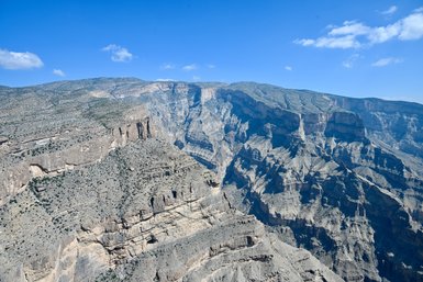 Blick von oben auf die Gebirgslandschaft des Jebel Shams – Oman Familienreise