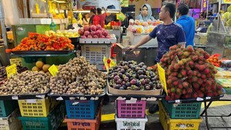  Obststand in Kuala Lumpur bietet frische tropische Früchte – Malaysia & Borneo Reise mit Kindern