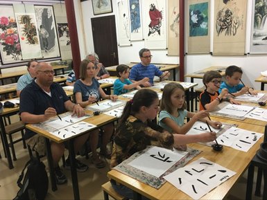 Eltern und Kinder lernen chinesische Kalligrafie in Xi’an – China Familienreise