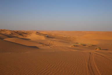 Geländewagen auf Sanddünen in der weiten Wahiba-Wüste – Oman Reise mit Kindern