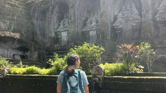 Frau erkundet und betrachtet den Gunung Kawi Tempel – Bali mit Kindern