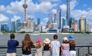 Kinder schauen auf Skyline des Pudong Viertels - China for family - China mit Kindern