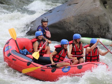 Gruppe erlebt spannendes Rafting-Abenteuer gemeinsam – Costa Rica Familienreise