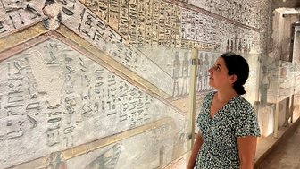 Teenager betrachtet die Wandkunst im Tal der Könige in Luxor – Ägypten Reise mit Kindern