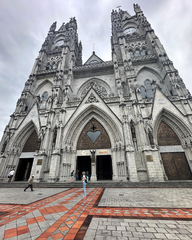 Die beeindruckende Fassade einer gotischen Kathedrale mit hohen Türmen und kunstvollen Verzierungen zieht die Blicke auf sich.