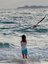 Kind steht im Wasser und Vögel fliegt vorbei - Galapagos Family & Teens - Galapagos mit Kindern und Jugendlichen