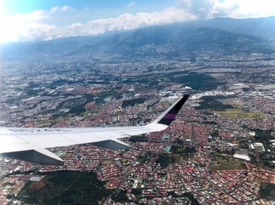 Luftaufnahme der Stadt San José aus dem Flugzeugfenster – Costa Rica Reise mit Kindern
