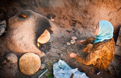 Traditionelle Brotherstellung durch Frau im Tal der Rosen – Marokko Reise mit Kindern
