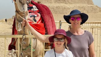 Mutter und Tochter stehen vor einem Kamel in Kairo – Ägypten Reise mit Kindern
