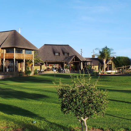 Außenanlage Lange Game Lodge - Namibia Rundreise mit Kindern
