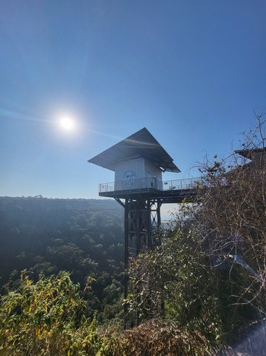 Die Graskop Gorge Lift Co. im Sonnenlicht mit Blick auf die Schlucht und Natur – Südafrika mit Kindern