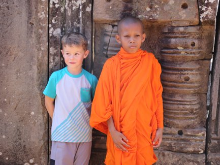 Kind im Austausch mit einem einheimischen Mönch – Kambodscha mit Kindern