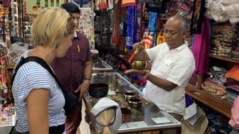 Typischer kleiner Laden mit lokalen Produkten in Kandy – Sri Lanka Reise mit Kindern