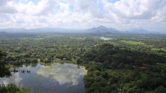 Blick vom Sigiriya-Felsen offenbart eine weite Landschaft voller Natur und Geschichte – Sri Lanka Familienreise