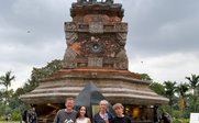 Familie steht vor Puputan Badung Denkmal - Bali Reise mit Teens