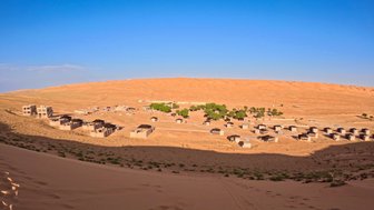 Blick auf das Thousand Nights Camp in der Wahiba-Wüste – Oman Familienreise