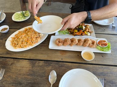 Vielfältige thailändische Gerichte auf einem Tisch – Thailand mit Kindern