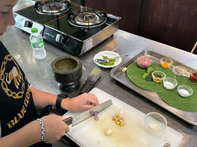 Kind bereitet Gemüse beim thailändischen Kochkurs zu – Thailand Familienreise