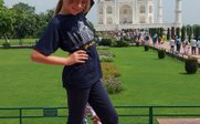 Mädchen steht vor dem Taj Mahal - Indien for family - Indien mit Kindern