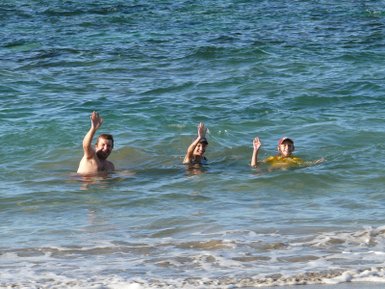 Eltern und Kinder planschen im Meer an einem Costa Rica Strand – Costa Rica Familienreise