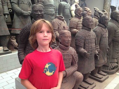 Junge betrachtet die Tonkrieger der Terrakotta-Armee in Xi’an – China Reise mit Kindern