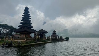 Der malerische Ulun Danu Tempel am See – Bali Familienreise