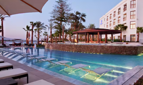 Beleuchteter Außenpool Abend im Hilton Luxor Resort & Spa – Ägypten Reise mit Kindern