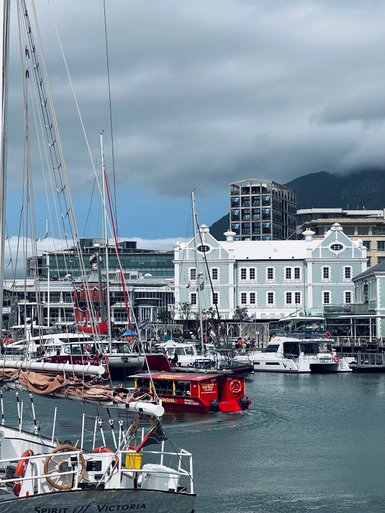 Blick auf die V&A Waterfront in Kapstadt mit Booten – Garden Route Reise mit Kindern