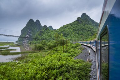 Zugfahrt von Hanoi nach Hue vorbei an grünen Bergen – Vietnam Reise mit Kindern