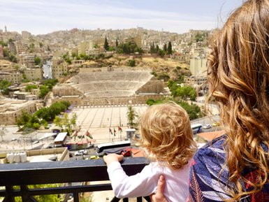 Mutter mit Kind am römischen Theater Amman - Jordanien mit Kindern