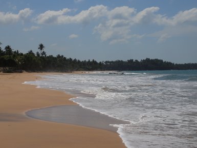 Sanfte Wellen rollen an den Strand vor dem Mirissa Beach Inn – Sri Lanka Familienreise