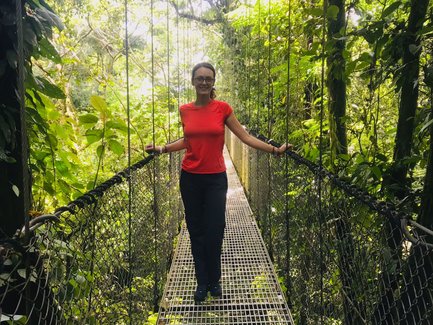 Frau wandert über eine Hängebrücke im Mistico Arenal Hanging Bridges Park – Costa Rica mit Kindern