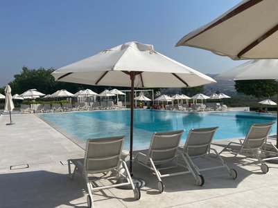 Moderner Poolbereich im Crowne Plaza Hotel Muscat – Oman Familienreise