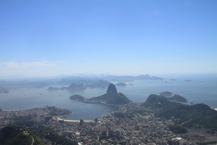 Ein beeindruckender Blick auf die Küstenlandschaft von Rio de Janeiro mit dem Zuckerhut im Hintergrund.