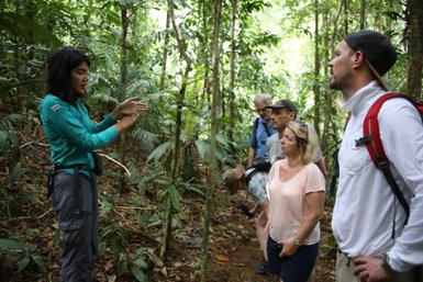Familiengruppe wandert mit Guide durch den Regenwald bei Maquenque Eco Lodge – Costa Rica Familienreise