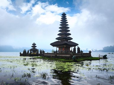Der malerische Ulun Danu Tempel am Ufer des Sees – Bali Familienreise