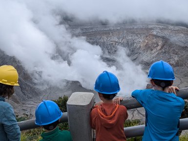 Kinder besuchen den Vulkan Poás bei Alajuela – Costa Rica Familienreise